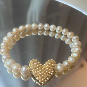 Pearl stretch bracelet w/heart charm pearl w/mini pearls goldtone size 6.5 to 7